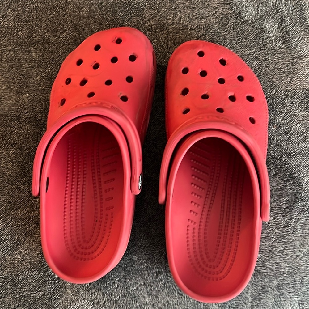 Crocs red boys/men size 6, women’s size 8